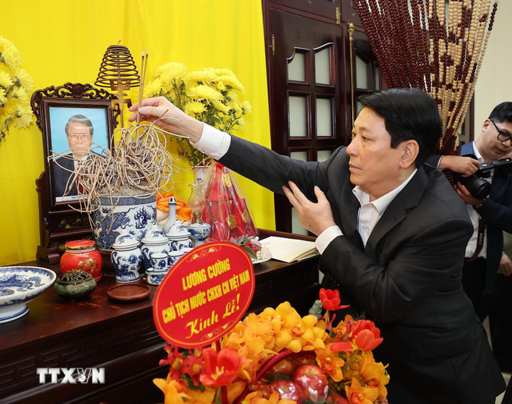 Chủ tịch nước Lương Cường dâng hương tưởng nhớ Chủ tịch nước Trần Đức Lương.