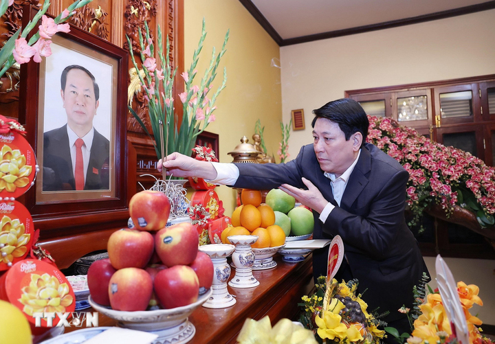Chủ tịch nước Lương Cường dâng hương tưởng nhớ Chủ tịch nước Trần Đại Quang.