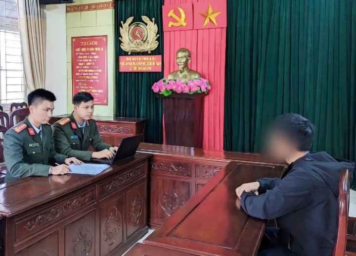 Phòng An ninh mạng và phòng, chống tội phạm sử dụng công nghệ cao công an tỉnh Ninh Bình làm việc với trường hợp đăng tải, chia sẻ, bình luận thông tin sai sự thật, thông tin xấu, độc trên không gian mạng (Ảnh: CACC）