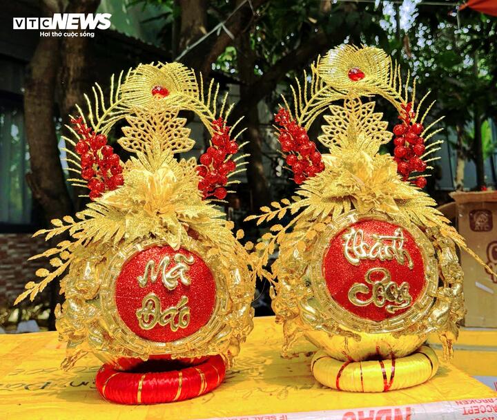 Cặp dừa dát vàng "Mã đáo thành công" tạo hình số 8 là sản phẩm được nhiều khách đặt mua nhất.