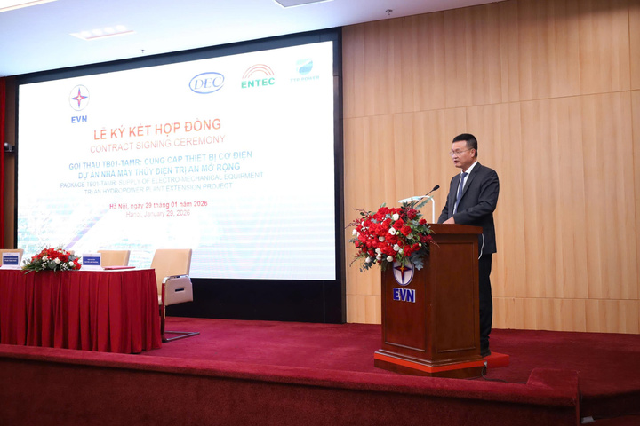 Giám đốc BQL Điện 3 phát biểu.