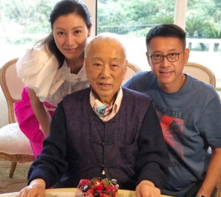 Tỷ phú Hong Kong Hứa Thế Huân và con trai Hứa Tấn Hanh, con dâu Lý Gia Hân. (Ảnh: 163)