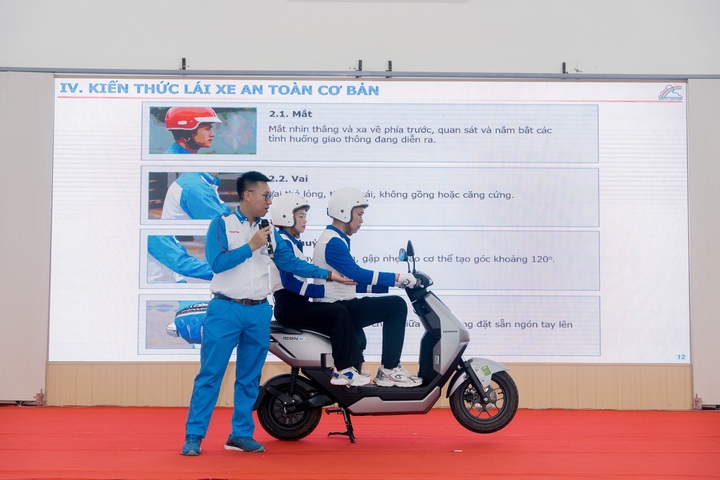 Chương trình kết hợp đào tạo kiến thức ATGT cho các bậc phụ huynh.