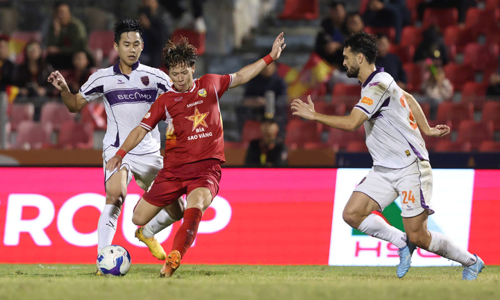 Hà Tĩnh (áo đỏ) hòa Becamex TP.HCM.