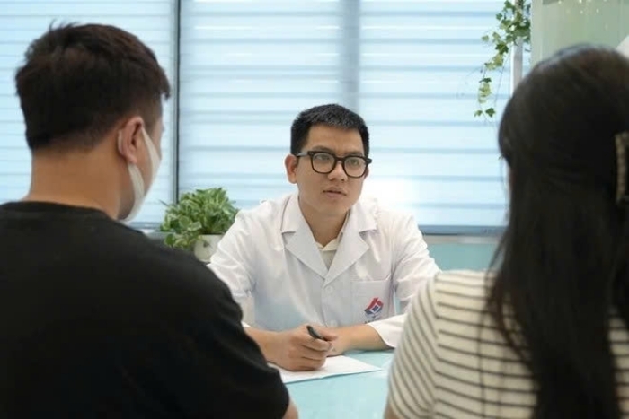 Bác sĩ tư vấn cho cặp đôi khám tiền hôn nhân. (Ảnh: BSCC)