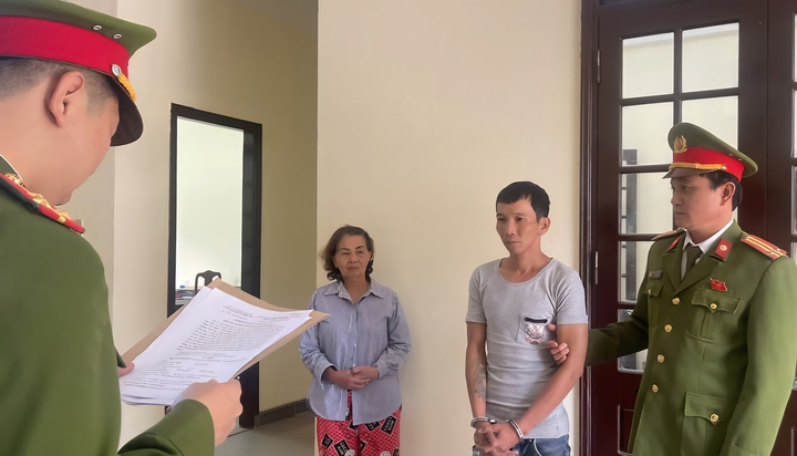 Cán bộ Cơ quan Cảnh sát điều tra Công an TP Huế đang thi hành các quyết định khởi tố, lệnh bắt tạm giam đối với Phan Văn Thanh