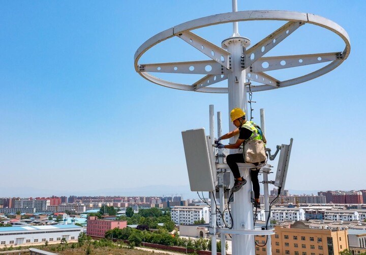 Một kỹ thuật viên lắp đặt thiết bị tại trạm gốc 5G ở Yuncheng, tỉnh Sơn Tây, Trung Quốc. (Nguồn: Chang Qi)