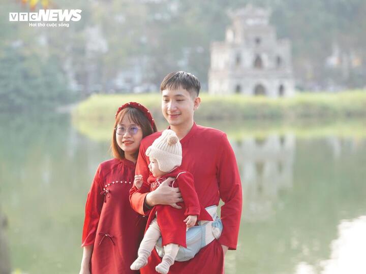 Du xuân, chúc Tết cũng là cơ hội để nhẹ lòng. (Ảnh minh họa: Viên Minh)