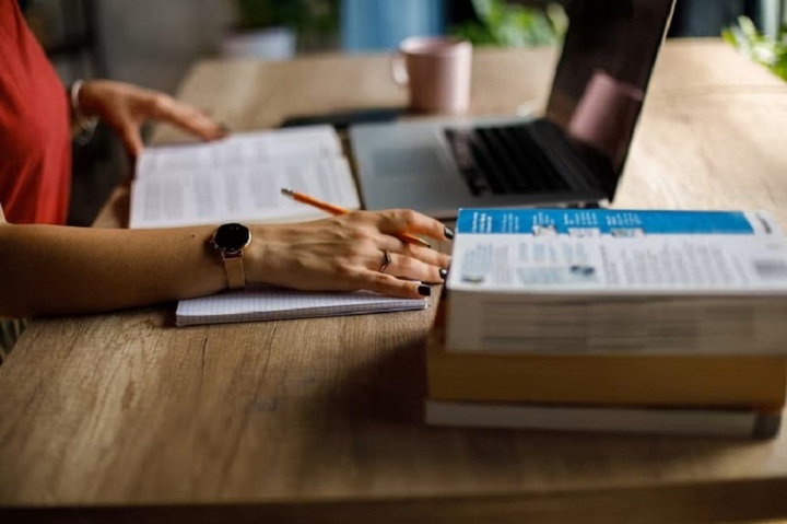 AI làm giảm khối lượng công việc lẫn thu nhập của nghề phiên dịch. (Ảnh: Getty Images)