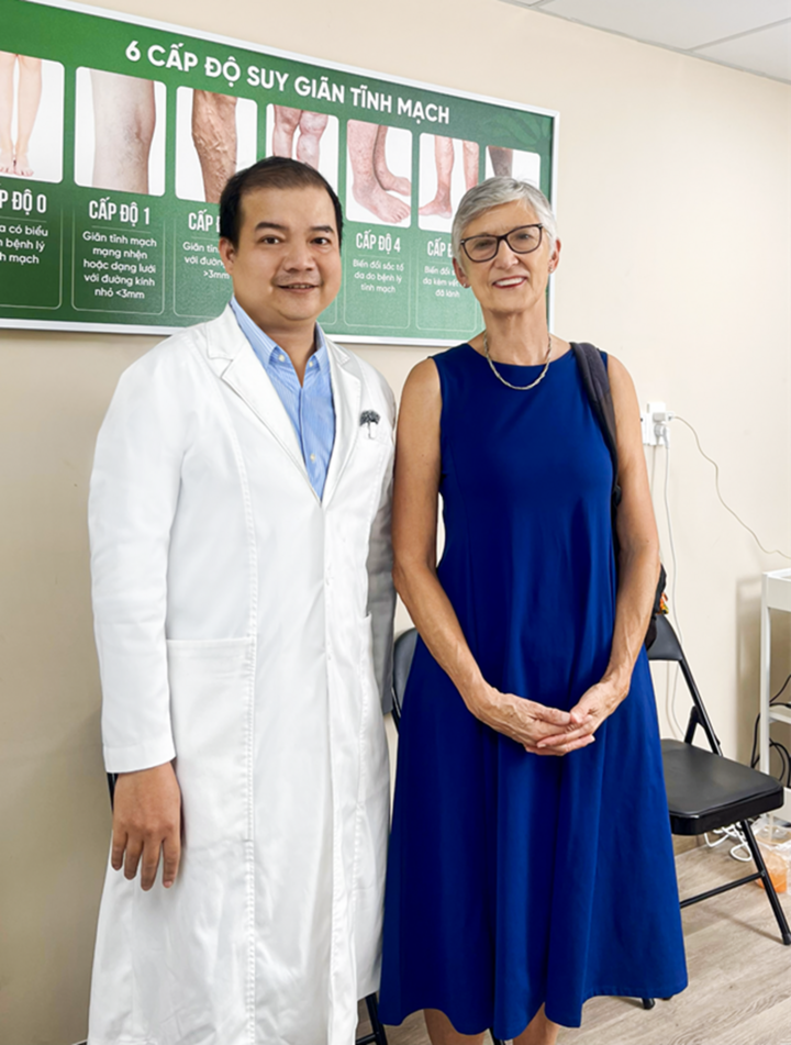 Bà Anne Braund đến từ Canada hồi phục sau điều trị giãn tĩnh mạch tại Dr.Vein.