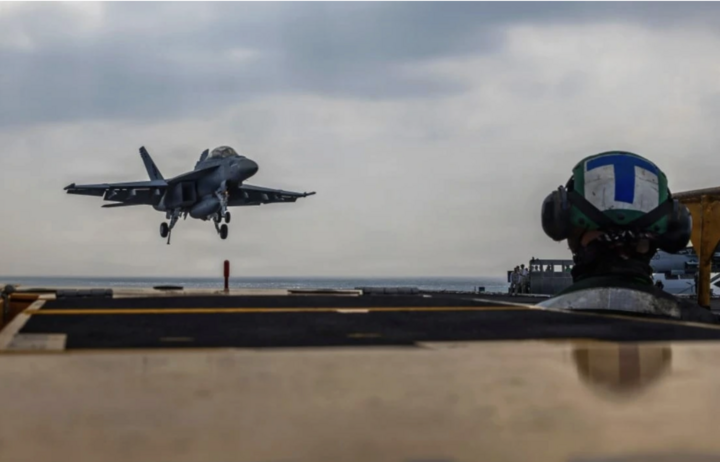 Máy bay chiến đấu hạ cánh trên tàu sân bay USS Abraham Lincoln của Mỹ. (Ảnh: AP)