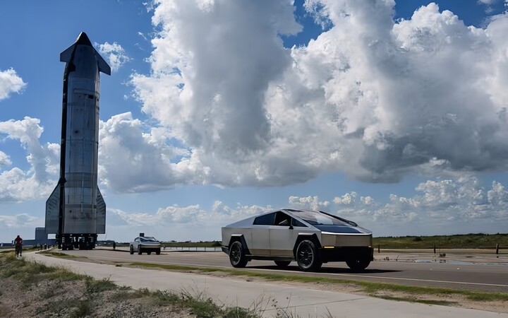 Tesla Cybertruck dẫn đầu đoàn xe khi tàu vũ trụ Starship của SpaceX tiến về bệ phóng tại Starbase, Texas, Mỹ. (Ảnh: Reuters)