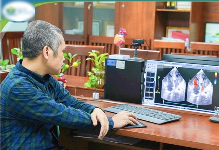 PGS.TS Nguyễn Lý Thịnh Trường phân tích hình ảnh cấu trúc tim của trẻ sau phẫu thuật.