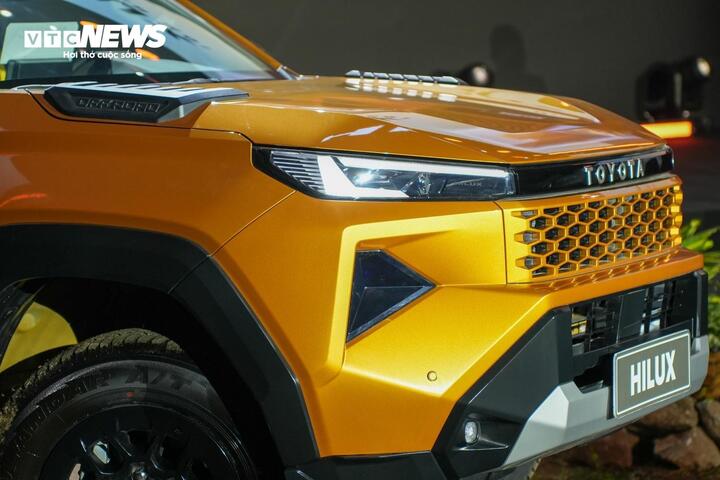 Phần trước của Toyota Hilux bản Pro 2.8 4x2 AT. (Ảnh: Hùng Cường)