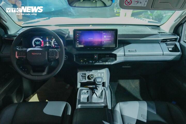 Toyota Hilux lột xác, tạo sức ép tới 'vua bán tải' Ranger bằng chiến lược giá - 5