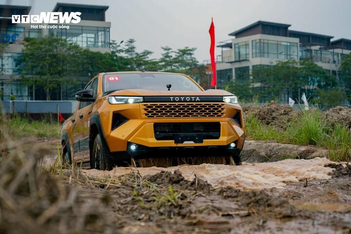 Toyota Hilux bản Trailhunter thể hiện khả năng lội nước. (Ảnh: Hùng Cường)