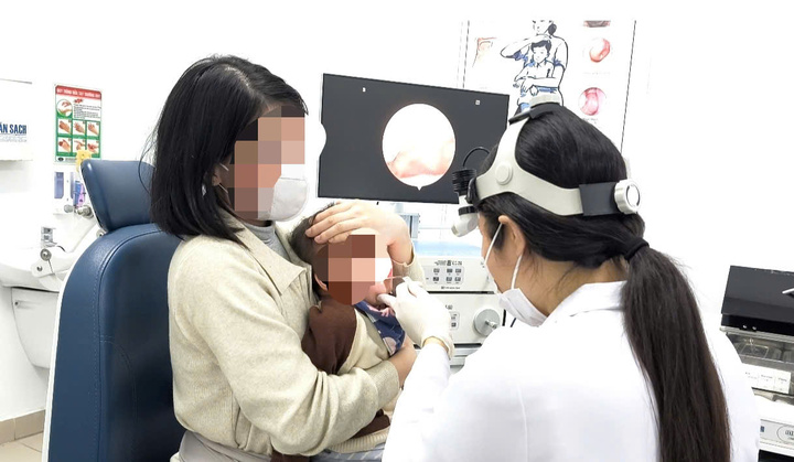 Bác sĩ Liên thăm khám cho bé. (Ảnh: BVCC)