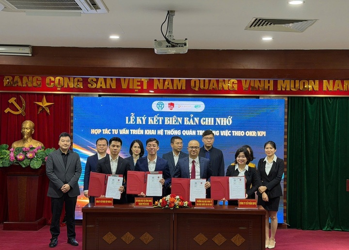 Đại diện các bên ký biên bản ghi nhớ hợp tác.