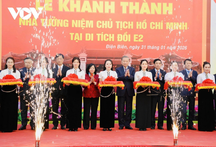 Tổng Bí thư Tô Lâm cùng các đại biểu thực hiện nghi thức khánh thành Nhà tưởng niệm Chủ tịch Hồ Chí Minh.