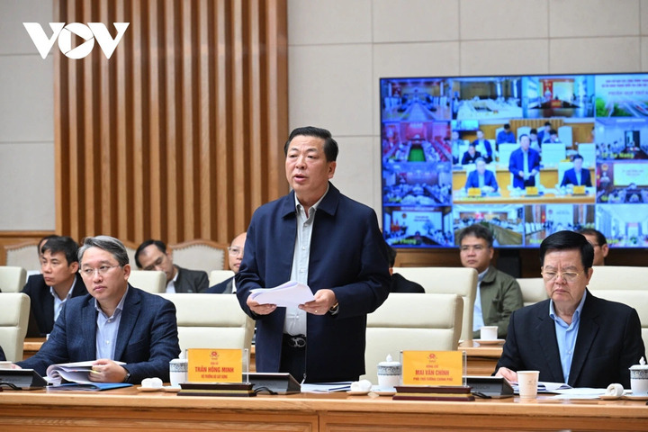 Bộ trưởng Bộ Xây dựng Trần Hồng Minh phát biểu ý kiến tại phiên họp.