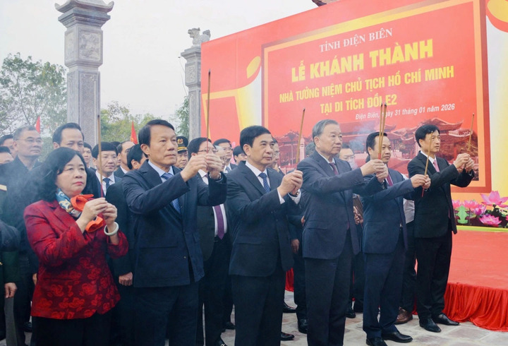 Tổng Bí thư Tô Lâm cùng các đại biểu dâng hương tại Nhà tưởng niệm Chủ tịch Hồ Chí Minh.