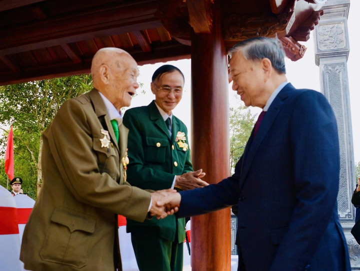 Tổng Bí thư Tô Lâm chào hỏi các cực chiến binh