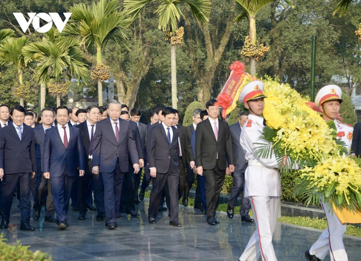 Tổng Bí thư Tô Lâm cùng Đoàn công tác dâng hoa, dâng hương tưởng niệm Anh hùng liệt sĩ.