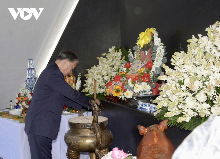 Tổng Bí thư Tô Lâm dâng hương tưởng niệm Anh hùng liệt sĩ.