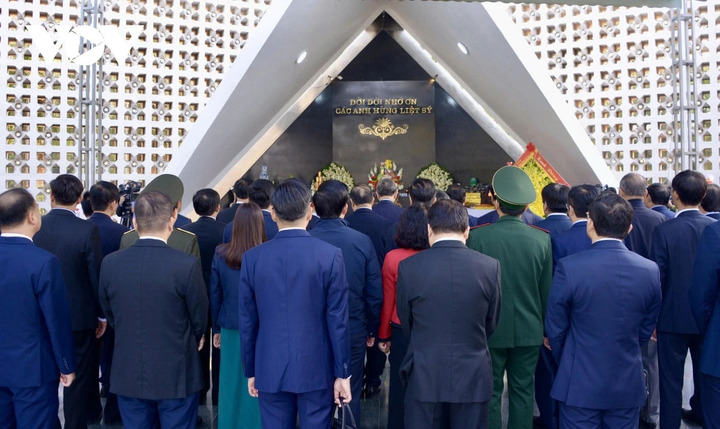 Tổng Bí thư Tô Lâm cùng Đoàn công tác tưởng niệm Anh hùng liệt sĩ.