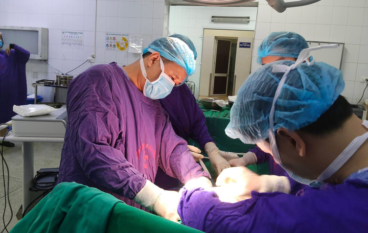 Ê kíp tiến hành phẫu thuật cấp cứu, lấy tăm trong ruột bệnh nhân.