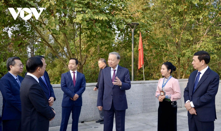 Tổng Bí thư Tô Lâm cùng Đoàn công tác nghe hướng dẫn viên giới thiệu về chiến trường Điện Biên Phủ.