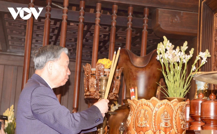 Tổng Bí thư Tô Lâm dâng hương Đền thờ Liệt sĩ tại Chiến trường Điện Biên Phủ.