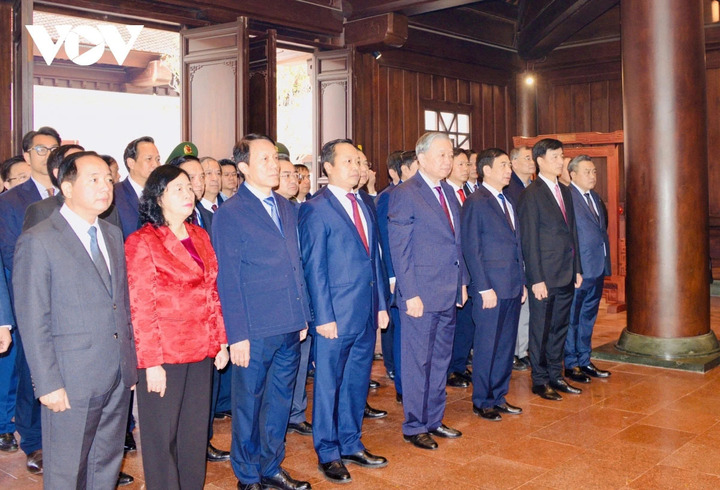 Tổng Bí thư Tô Lâm cùng Đoàn công tác tưởng niệm các anh hùng liệt sĩ tại Chiến trường Điện Biên Phủ.