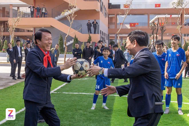 Hai bộ trưởng bắt tay cười vang sau màn thi đấu ngẫu hứng, mang lại nhiều niềm vui cho các khán giả có mặt tại sân bóng.