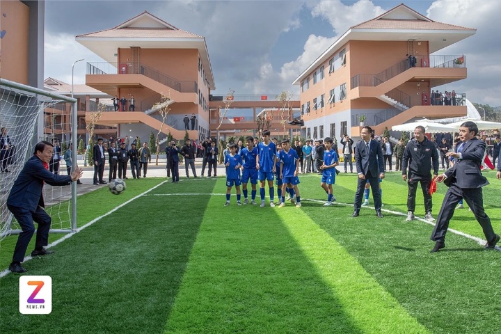 Bộ trưởng Quốc phòng Phan Văn Giang sút luân lưu trong khi Bộ trưởng Công an Lương Tam Quang làm thủ môn.