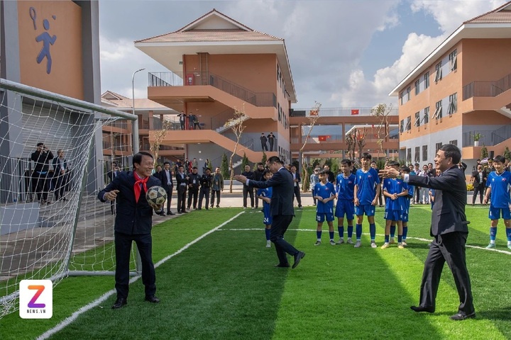Cú sút vào góc trái khung thành khiến Bộ trưởng Lương Tam Quang nỗ lực cản phá nhưng không thành công.