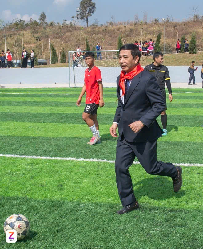 Hai bộ trưởng sau đó có những phút ngẫu hứng cùng trái bóng.