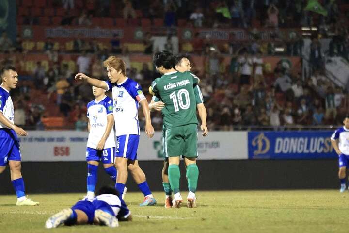 Công Phượng cùng CLB Đồng Nai đánh bại Khánh Hoà với tỷ số 3-1.