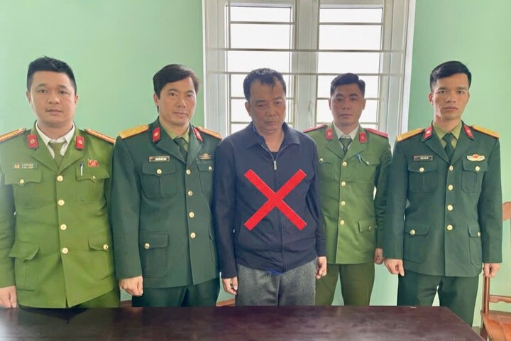 Công an phường Nguyệt Viên bàn giao Nguyễn Văn Phương cho Cục Điều tra hình sự, Bộ Quốc Phòng. (Ảnh: Công an Thanh Hóa)