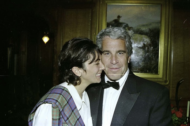 Epstein cùng bạn gái kiêm cộng sự Ghislaine Maxwell. (Ảnh: Văn phòng Công tố Mỹ/ZUMA Press)