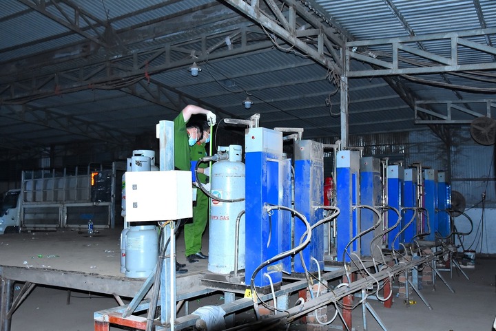 Công an Đồng Nai giữ nhiều xe bồn, hàng nghìn bình gas cùng dụng cụ sang chiết. (Ảnh: CACC)