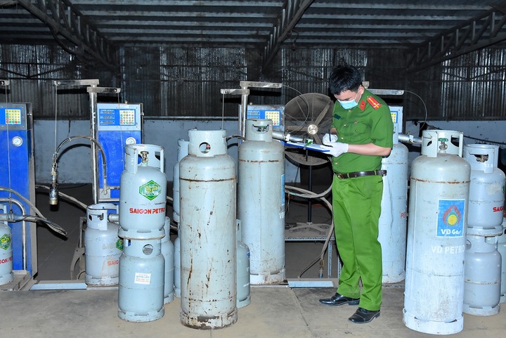 Kiểm tra đồng loạt 10 điểm sang chiết gas, Công an Đồng Nai phát hiện lượng lớn gas chưa rõ nguồn gốc. (Ảnh: CACC)