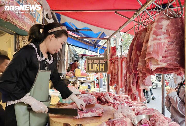 Tiểu thương cho biết giá nhập thịt heo tăng từng ngày nhưng vẫn cố giữ giá để không mất khách quen.