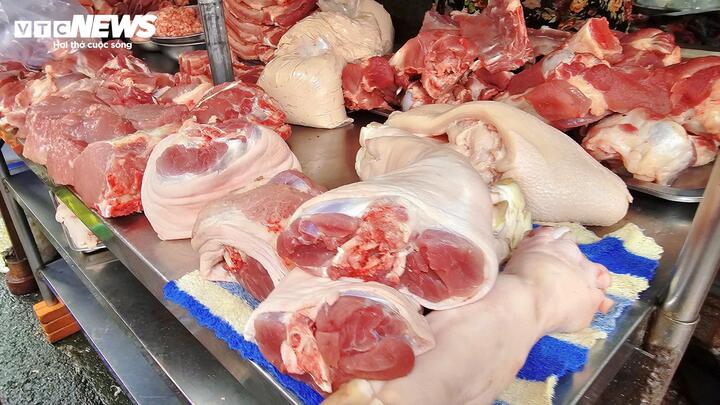 Thịt heo vẫn là nguyên liệu không thể thiếu trong mâm cơm, buộc nhiều gia đình phải tính toán chi tiêu chặt chẽ.