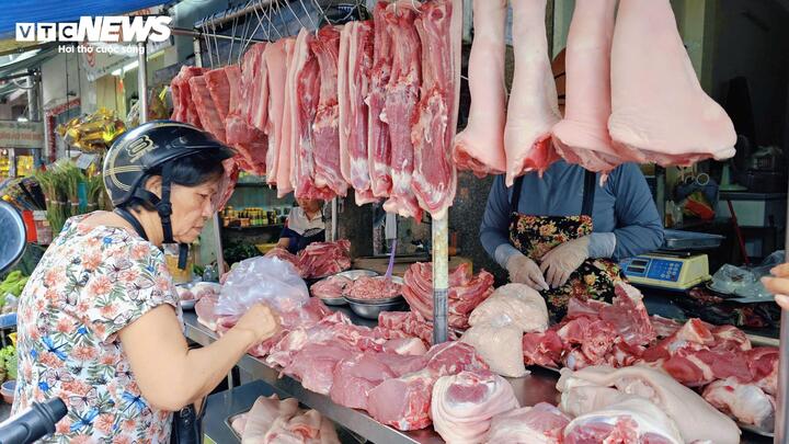 Người tiêu dùng mua sắm cầm chừng, ưu tiên mua vừa đủ trong bối cảnh giá thực phẩm còn biến động.