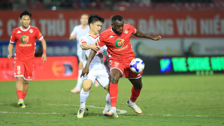 Hải Phòng (áo đỏ) bế tắc trước Thể Công.