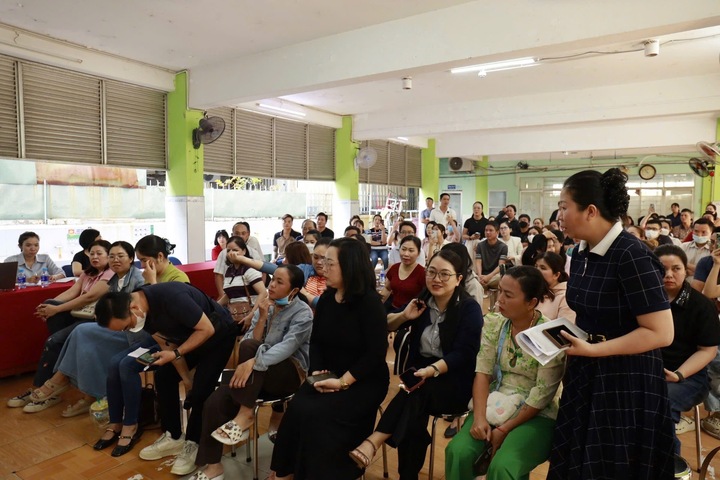 Phụ huynh yêu cầu nhà trường giải quyết ngay vấn đề bán trú cho học sinh của trường. (Ảnh: N.Minh)