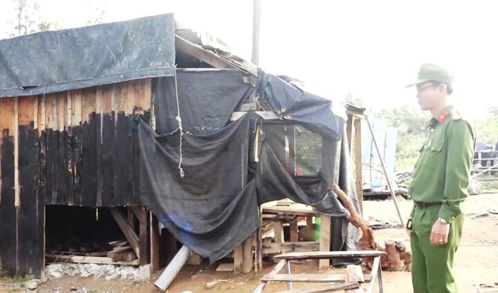 Tụ điểm được xây dựng hầm trú ẩn, canh gác chặt chẽ.