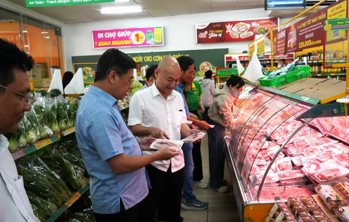 Tại các siêu thị lớn, lượng hàng chuẩn bị Tết cũng tăng mạnh, đáp ứng nhu cầu mua sắm của người dân thành phố.