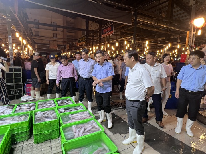 Đoàn công tác UBND TP.HCM do Phó Chủ tịch Nguyễn Văn Dũng dẫn đầu kiểm tra hàng hóa Tết tại chợ đầu mối Bình Điền.